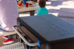 Pit Boss Plancha Grill Ultimate Plancha 3-Brenner - Mit Untergestell 32 Pit Boss Plancha Grill Ultimate Plancha 3-Brenner - Mit Untergestell -Günstiges Grill Geschäft Pit Boss Ultimate Plancha 3 Brenner Deckelgriff