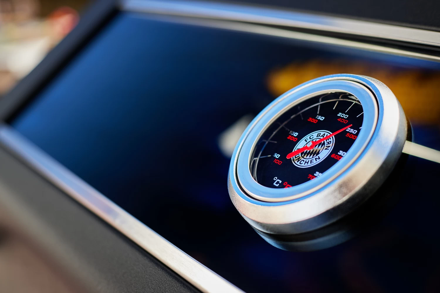 Rösle Videro G2-S VARIO+ Schwarz Gasgrill - FC Bayern Edition - Inkl. FC Bayern Abdeckhaube Und Grillbürste 13 Rösle Videro G2-S VARIO+ Schwarz Gasgrill - FC Bayern Edition - Inkl. FC Bayern Abdeckhaube Und Grillbürste – Bild 11