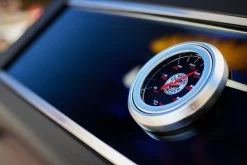 Rösle Videro G4-S VARIO+ Schwarz Gasgrill - FC Bayern Edition -Günstiges Grill Geschäft Roesle FC Bayern Gasgrill Logo Deckelthermometer 4