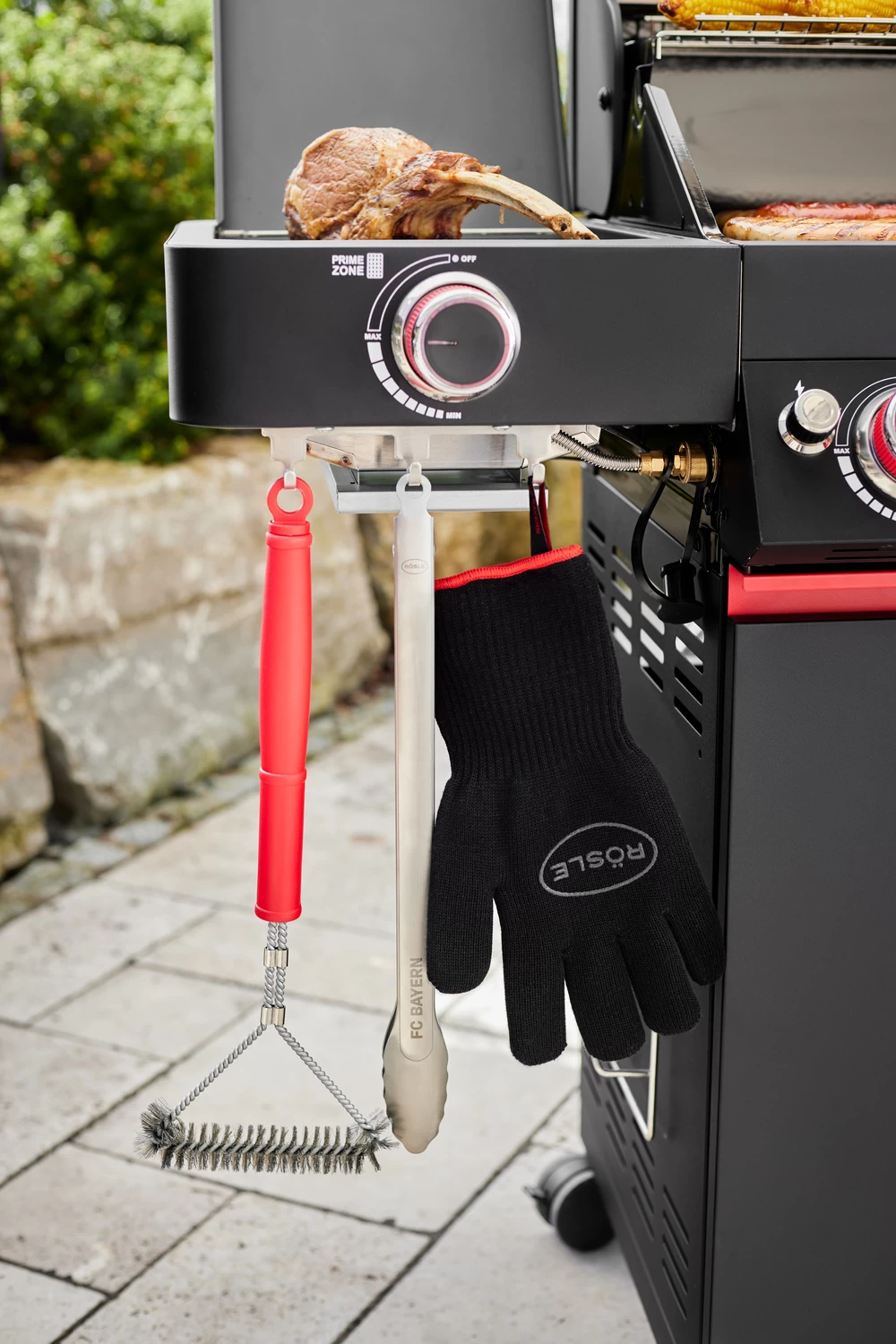 Rösle Videro G2-S VARIO+ Schwarz Gasgrill - FC Bayern Edition - Inkl. FC Bayern Abdeckhaube Und Grillbürste 19 Rösle Videro G2-S VARIO+ Schwarz Gasgrill - FC Bayern Edition - Inkl. FC Bayern Abdeckhaube Und Grillbürste – Bild 17