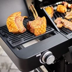 Rösle Gasgrill Videro G4-S Vario+ Nero Schwarz - Modell 2023 - X-DEAL Inkl. Abdeckhaube, Grillplatte Und Drehspieß 32 Rösle Gasgrill Videro G4-S Vario+ Nero Schwarz - Modell 2023 - X-DEAL Inkl. Abdeckhaube, Grillplatte Und Drehspieß -Günstiges Grill Geschäft Roesle Videro G4 S Vario NERO Primezone Gussrost 6