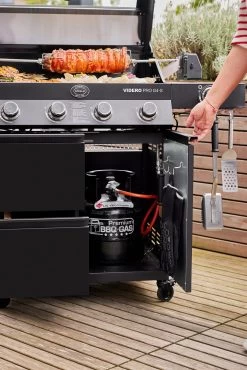 Rösle Gasgrill Videro Pro G4-S Vario+ Mattschwarz - Modell 2023 17 Rösle Gasgrill Videro Pro G4-S Vario+ Mattschwarz - Modell 2023 -Günstiges Grill Geschäft RoesleVidero Pro G4 S Detail Gasflasche Unterschrank