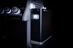 Napoleon Rogue SE 525 Gasgrill - All-black - Mit Sizzle Zone Und Heckbrenner - Grillfürst Edition Inkl. Abdeckhaube Im Karton + Gussplatte - Modell 2022 -Günstiges Grill Geschäft Seitenablage abgeklappt all black 3