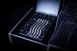 Napoleon Rogue SE 525 Gasgrill - All-black - Grillfürst Edition Inkl. Abdeckhaube - SMART Deal Inkl. Grillfürst Grill Control - Modell 2022 -Günstiges Grill Geschäft Sizzle Zone All Black 4