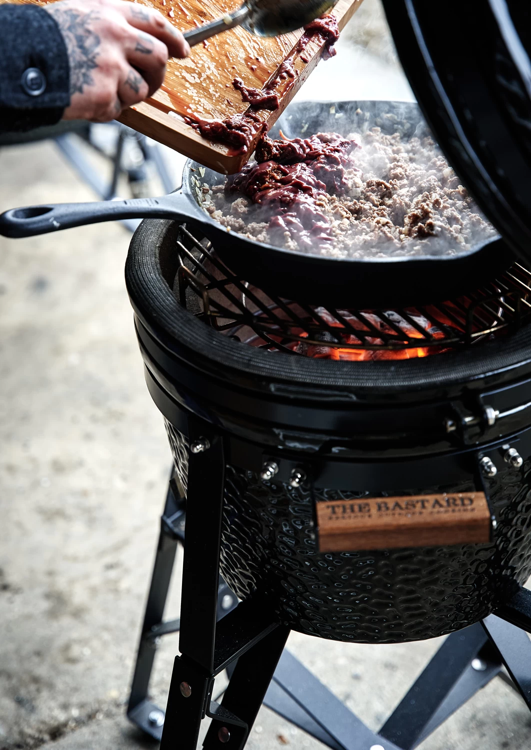 The Bastard Keramikgrill Classic Compact - Schwarz Glänzend - Modell 2023 3 The Bastard Keramikgrill Classic Compact - Schwarz Glänzend - Modell 2023