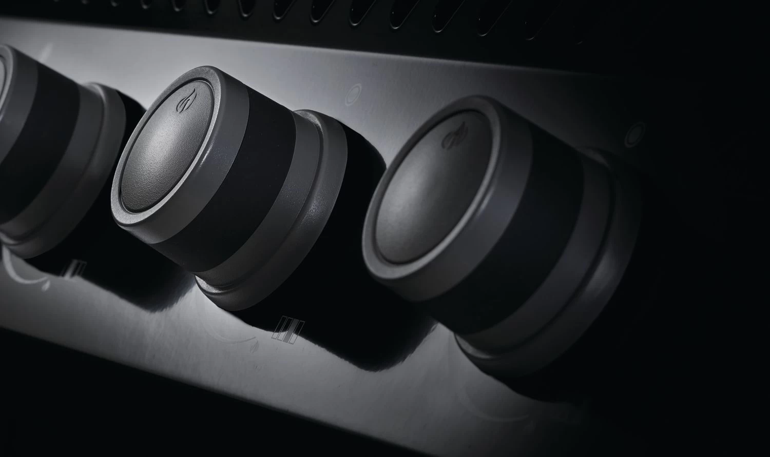 Napoleon Rogue 425 Gasgrill - All Black - Mit Seitenbrenner - Hero Modell 2023 Mit Heckbrenner Inkl. Drehspieß Und Abdeckhaube 12 Napoleon Rogue 425 Gasgrill - All Black - Mit Seitenbrenner - Hero Modell 2023 Mit Heckbrenner Inkl. Drehspieß Und Abdeckhaube – Bild 10