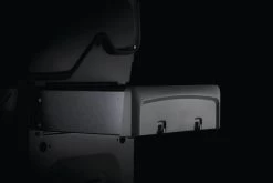 Napoleon Rogue XT 425 Gasgrill - All Black - Mit Sizzle Zone - Modell 2023 -Günstiges Grill Geschäft napoleon rogue gasgrill seitenablage 1