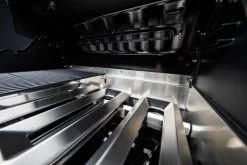 Outdoorchef Dualchef 425 G BZ Gasgrill Mit Blazing Zone Infrarotbrenner + DGS Gusseisen Grillrost 2 Stk.+ DGS Gemüse Grillrost 2 Stk. -Günstiges Grill Geschäft outdoorchef dualchef 425 g flammenschutzbleche 18 700 16 1